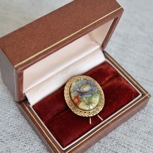 Vintage Floral Scarf Clip Brooch – Hand-Painted Porcelain, Oval Design